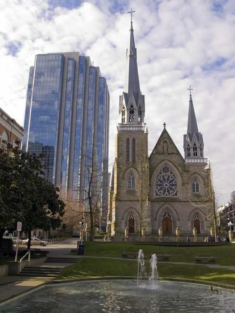 صورة من Holy Rosary Cathedral: واجهة تراثية في وسط Vancouver، ١ من ١