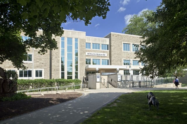 صورة من McMaster Museum of Art: معارض داخل الحرم الجامعي، ٢ من ٢