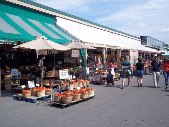 صورة من Marché Jean-Talon: سوق المزارعين في La Petite-Italie، ١ من ١٥