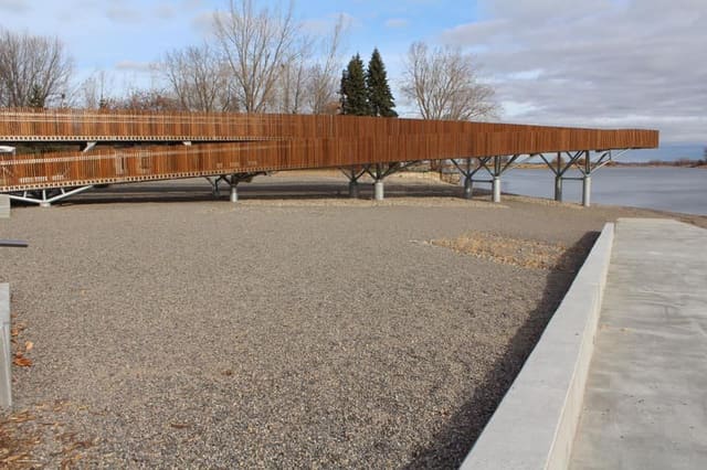 صورة من Plage de l'Est: ممشى ورصيف وألعاب مائية على نهر Saint-Laurent، ٣ من ٦