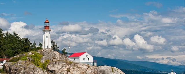 صورة من Lighthouse Park: غابة قديمة وإطلالة على المنارة، ١ من ١
