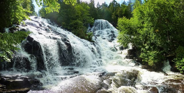 صورة من La Mauricie: بحيرات ومسارات مشي بين الغابات، ٢ من ١٥