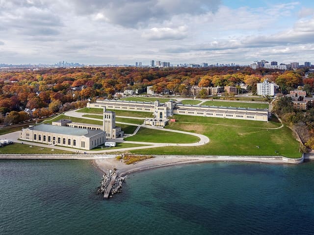 صورة من R.C. Harris Water Treatment Plant: مشاهدة عمارة Art Deco من الشارع، ٤ من ٦