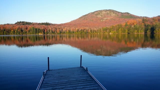 صورة من Parc national du Mont-Orford: قمم وشواطئ بحيرات ومسارات ثلجية، ١ من ١٩