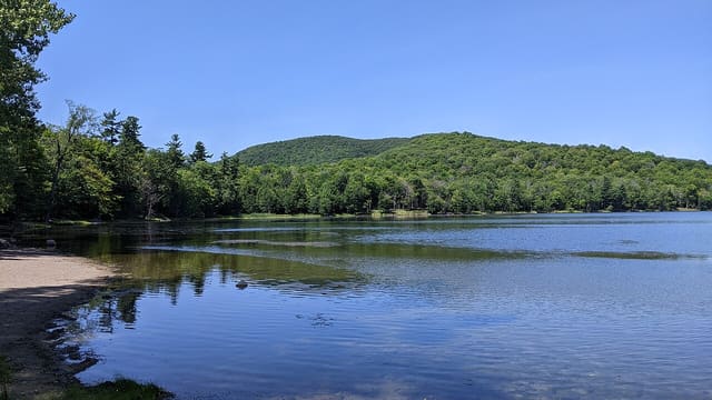 صورة من Mont Saint-Hilaire: صعود الجبل في محمية Gault، ٨ من ١٥