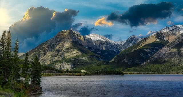 صورة من Barrier Lake Day Use: شاطئ بحيرة ومناظر جبال، ١ من ١٦