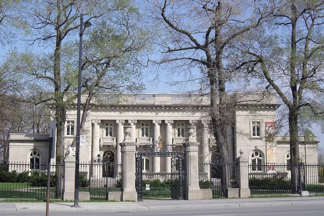 صورة من Château Dufresne: قصر تاريخي وزخارف داخلية، ٣ من ١٥