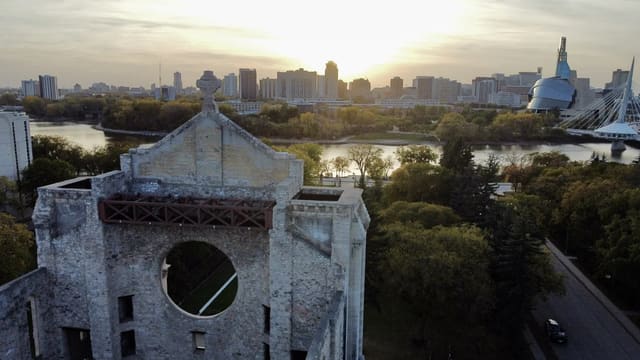 صورة من St. Boniface Cathedral: واجهة تاريخية قرب النهر، ١ من ٢