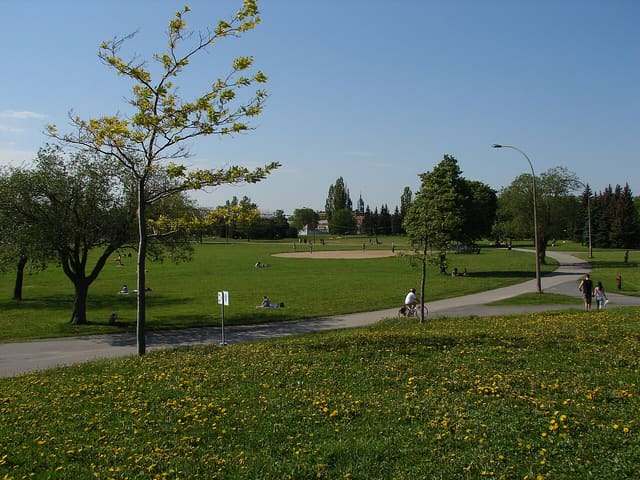 صورة من Parc Jarry: بركة وملاعب ومساحات للنزهة، ٤ من ١٥