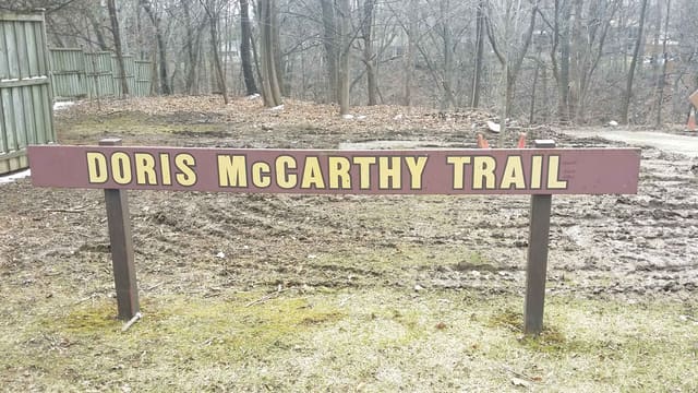 صورة من Doris McCarthy Trail: نزول عبر الوادي نحو البحيرة، ٤ من ٤