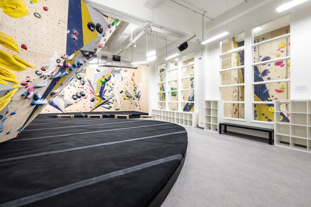 صورة من Calgary Climbing Centre Stronghold: تسلق داخلي وتحديات للجسم، ١ من ١
