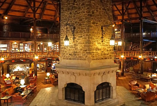 صورة من Château Montebello: مطاعم القصر الخشبي ومدفأته في كل الفصول، ٢ من ١٨