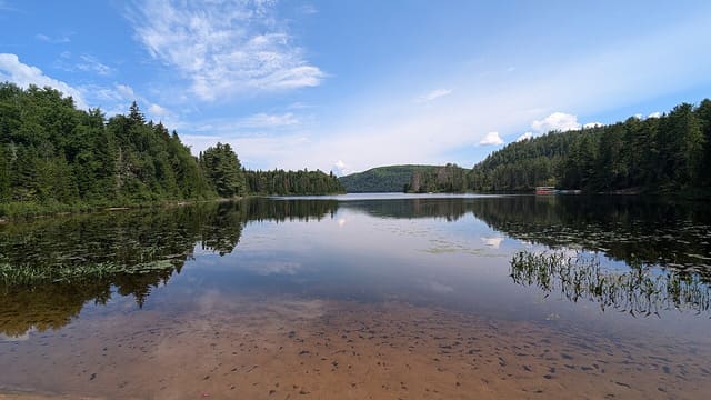 صورة من La Mauricie: بحيرات ومسارات مشي بين الغابات، ٤ من ١٥