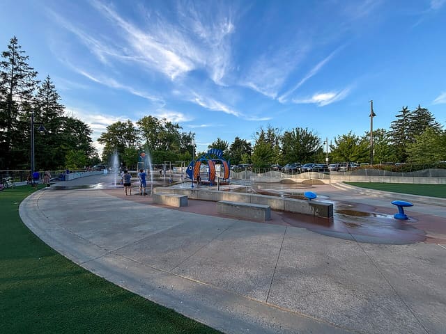 صورة من Lake Wilcox Park: ممشى وحدائق على البحيرة، ٢ من ٧