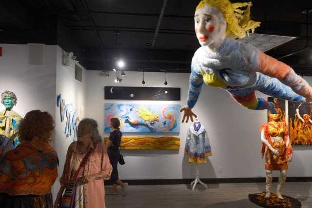 صورة من Okotoks Art Gallery: معارض في محطة قطار تاريخية، ٢ من ٢