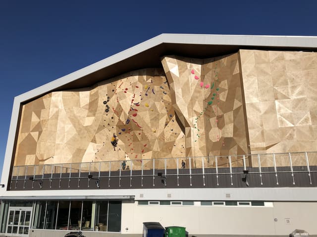 صورة من Calgary Climbing Centre Rocky Mountain: تسلق داخلي وتحديات للجسم، ١ من ١