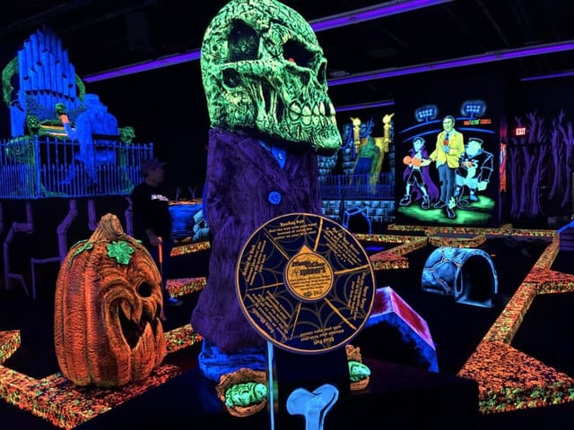 صورة من Monster Mini Golf Calgary: ميني غولف تحت الإضاءة السوداء، ٣ من ٧