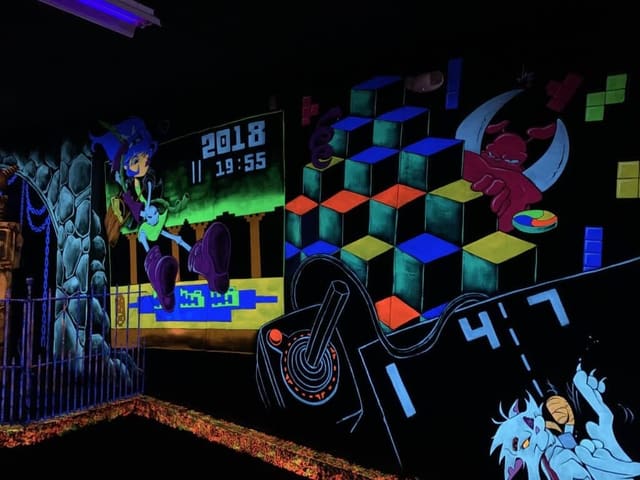 صورة من Monster Mini Golf Calgary: ميني غولف تحت الإضاءة السوداء، ٤ من ٧