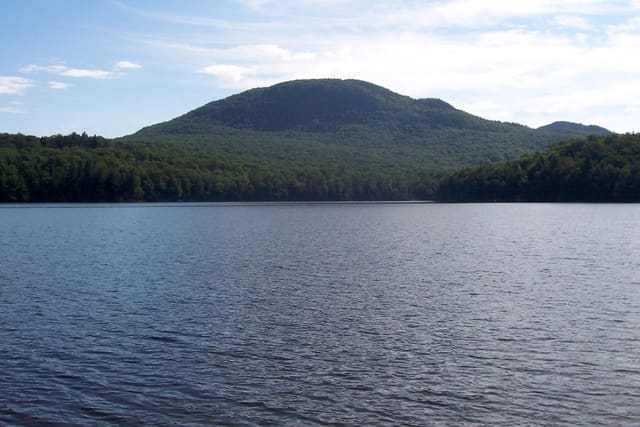 صورة من Parc national du Mont-Orford: قمم وشواطئ بحيرات ومسارات ثلجية، ٤ من ١٩