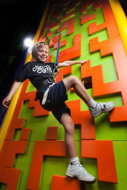 صورة من Clip ’n Climb: جدران تسلّق ملوّنة بتأمين تلقائي، ٢ من ٢