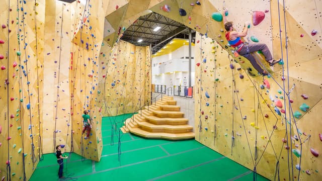 صورة من Calgary Climbing Centre Hanger: تسلق داخلي وتحديات للجسم، ١ من ٢
