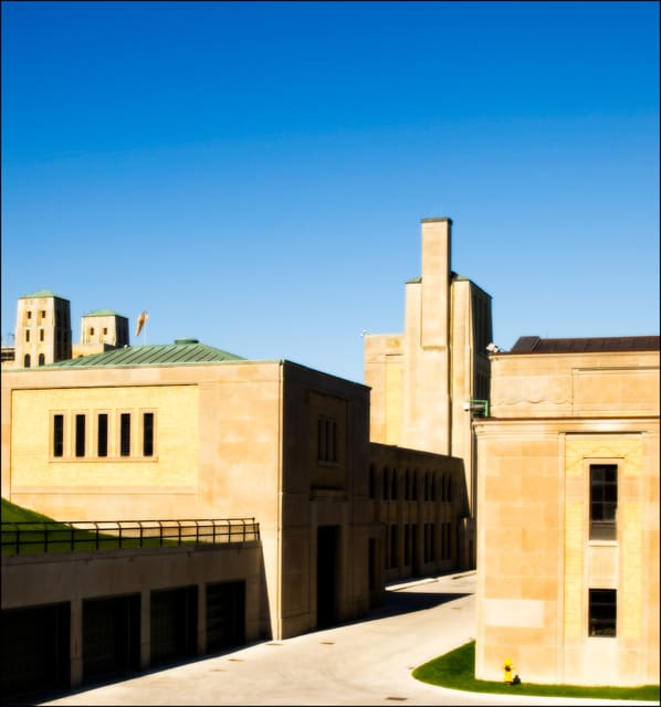 صورة من R.C. Harris Water Treatment Plant: مشاهدة عمارة Art Deco من الشارع، ٢ من ٦