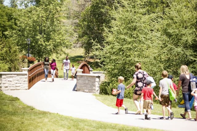 صورة من Fairy Lake Park: مشي حول البحيرة وجسورها، ١ من ٦