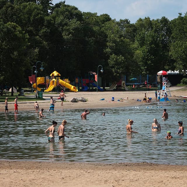 صورة من Plage Jean-Doré: شاطئ رملي للسباحة في Parc Jean-Drapeau، ٨ من ١٨