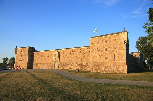 صورة من Fort Chambly: قلعة وتاريخ على نهر Richelieu، ٦ من ٢٢