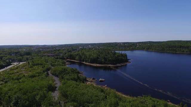 صورة من Long Lake Provincial Park: بحيرة ومسارات للمشي، ١ من ١