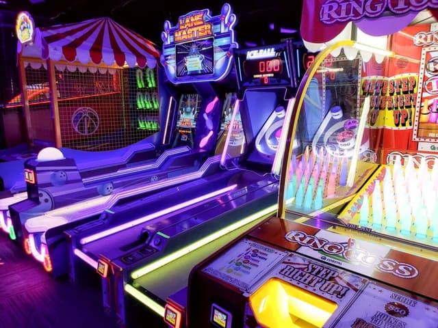 صورة من Monster Mini Golf Calgary: ميني غولف تحت الإضاءة السوداء، ٧ من ٧