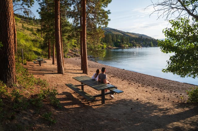 صورة من Bertram Creek Regional Park: شاطئ وملعب ونزهة، ١ من ٣