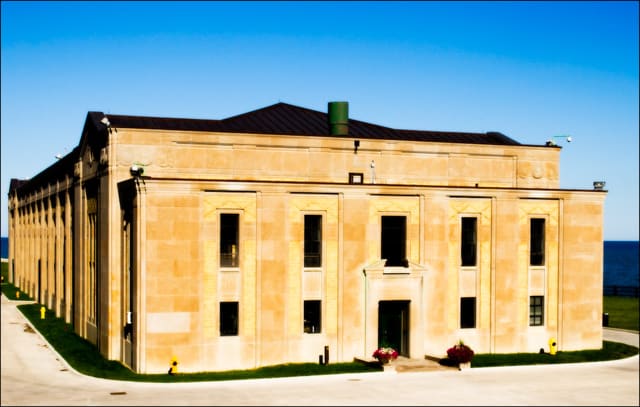 صورة من R.C. Harris Water Treatment Plant: مشاهدة عمارة Art Deco من الشارع، ٣ من ٦