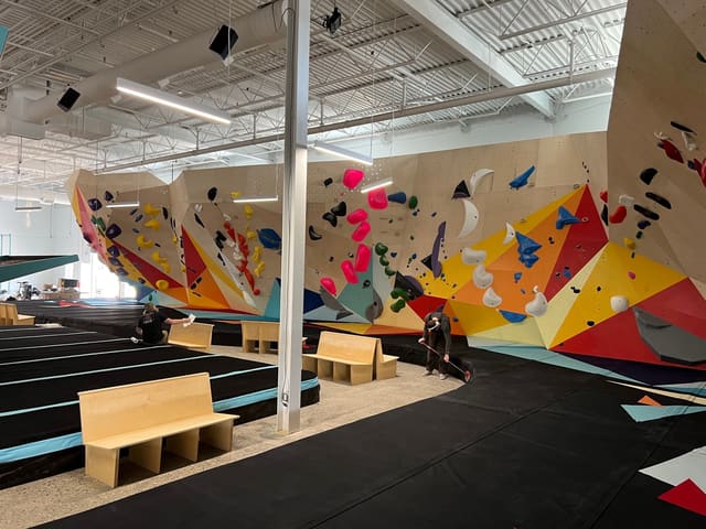 صورة من Calgary Climbing Centre SoCal Bouldering: تسلق داخلي وتحديات للجسم، ١ من ١