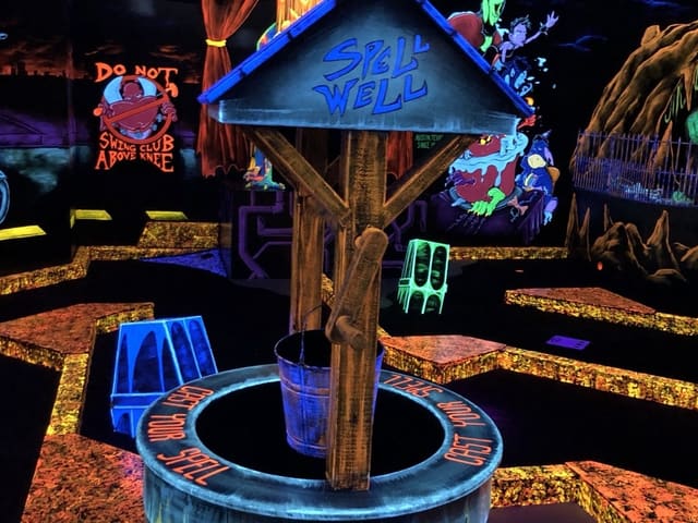 صورة من Monster Mini Golf Calgary: ميني غولف تحت الإضاءة السوداء، ٢ من ٧