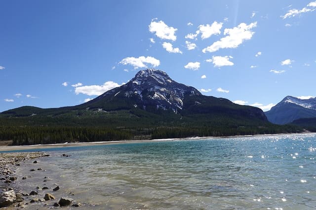 صورة من Barrier Lake Day Use: شاطئ بحيرة ومناظر جبال، ٥ من ١٦