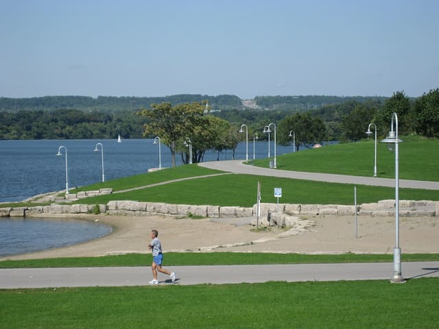 صورة من Bayfront Park: ممشى على ميناء Hamilton، ١ من ٣