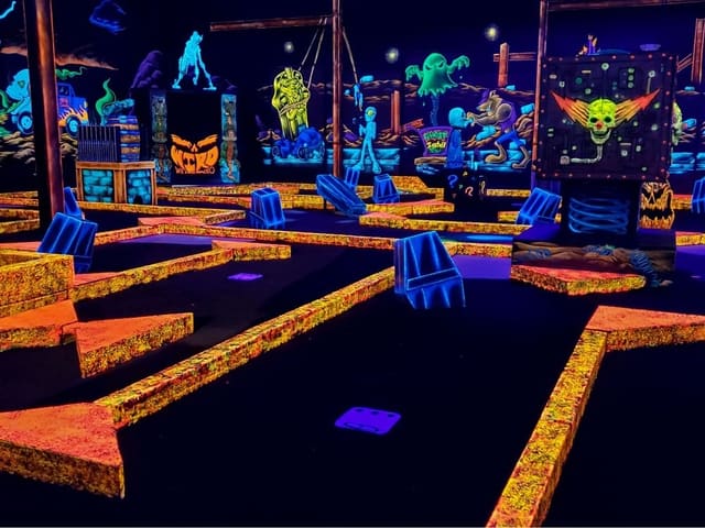 صورة من Monster Mini Golf Calgary: ميني غولف تحت الإضاءة السوداء، ١ من ٧