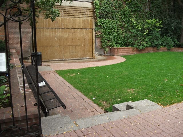 صورة من Toronto Sculpture Garden: محطة قصيرة للفن العام، ٢ من ٩