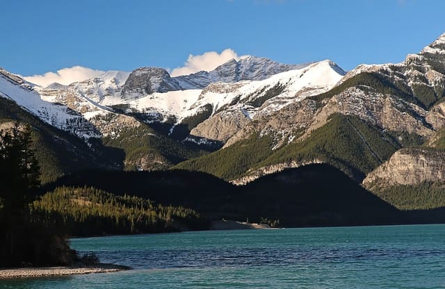 صورة من Barrier Lake Day Use: شاطئ بحيرة ومناظر جبال، ٨ من ١٦