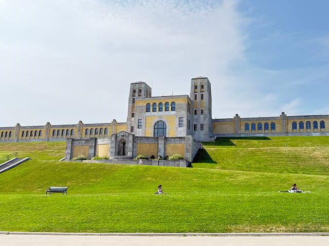 صورة من R.C. Harris Water Treatment Plant: مشاهدة عمارة Art Deco من الشارع، ٥ من ٦