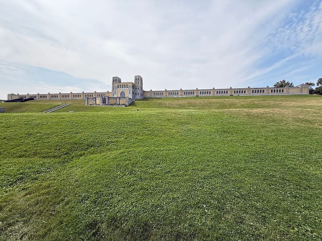 صورة من R.C. Harris Water Treatment Plant: مشاهدة عمارة Art Deco من الشارع، ١ من ٦