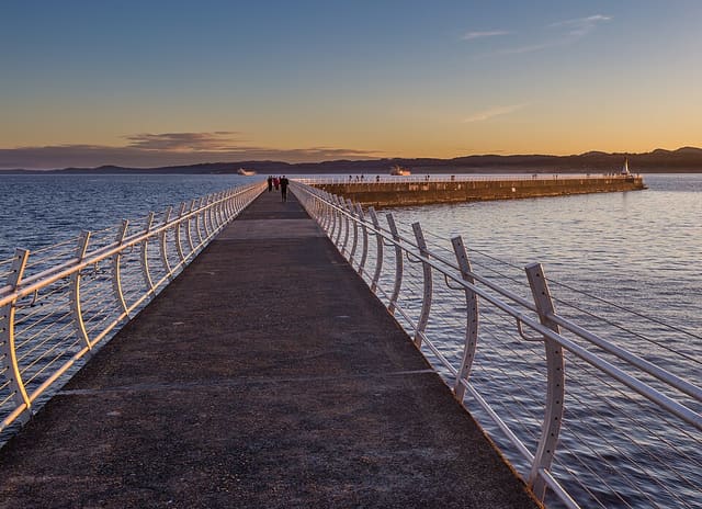 صورة من Ogden Point Breakwater: مشي إلى المنارة وفنون ساحلية، ١ من ١٩