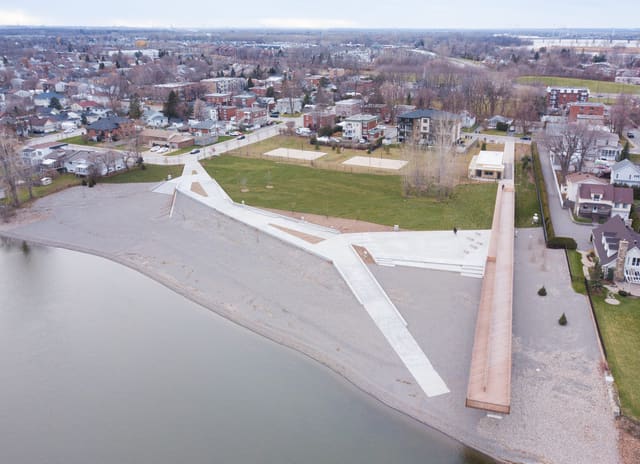 صورة من Plage de l'Est: ممشى ورصيف وألعاب مائية على نهر Saint-Laurent، ١ من ٦