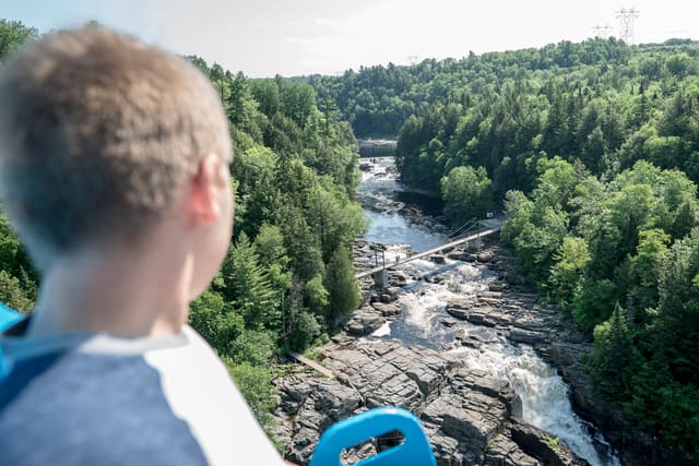 صورة من Canyon Sainte-Anne: شلال ٧٤ متراً وجسور معلّقة، ٤ من ١٧