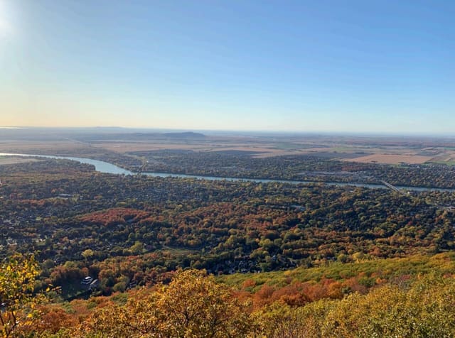 صورة من Mont Saint-Hilaire: صعود الجبل في محمية Gault، ١ من ١٥