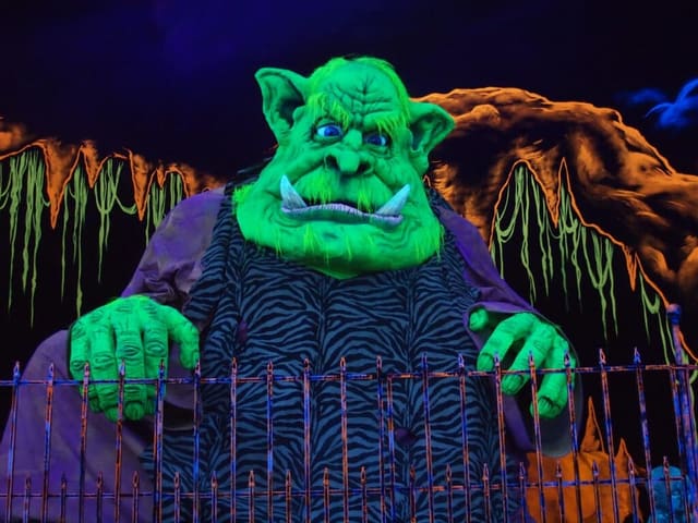 صورة من Monster Mini Golf Calgary: ميني غولف تحت الإضاءة السوداء، ٦ من ٧