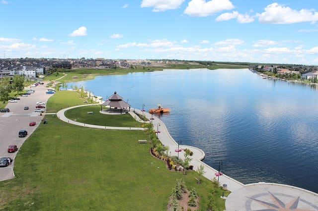 صورة من Anniversary Park and Beach: شاطئ وممشى على البحيرة، ١ من ٢