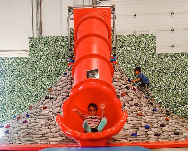 صورة من The Park YXE: ملعب داخلي ومنزلق البركان، ١ من ١