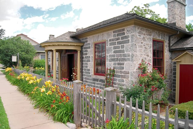 صورة من McDougall Cottage: بيت حجري وجدران مرسومة، ١ من ١